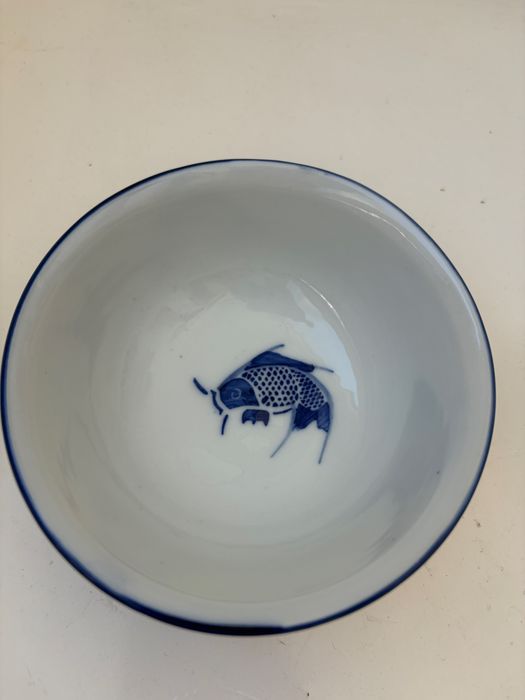 Taça de porcelana chinesa azul e branca antiga