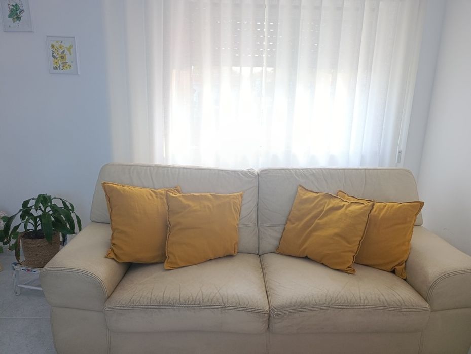 Sofá cor creme em PELE