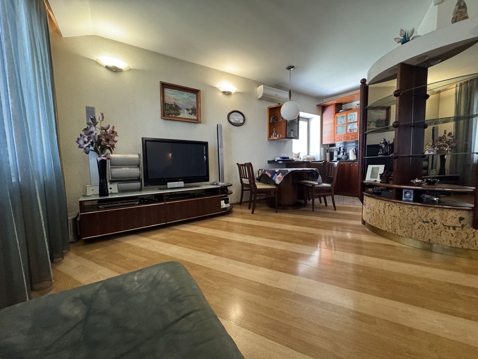 Продається простора 4-х кімнатна квартира в самому центрі Дніпра!