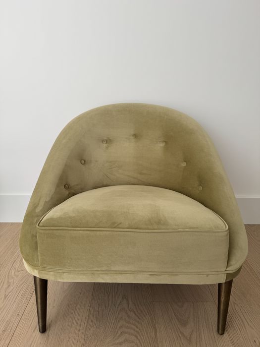 Poltrona de veludo em cor verde oliva
