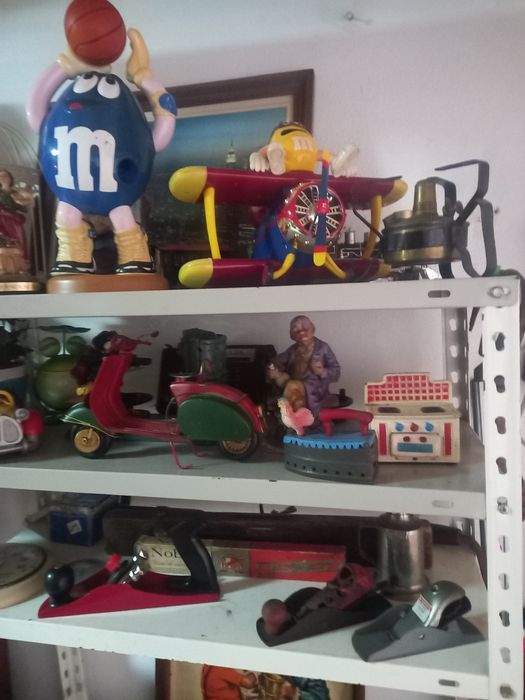 Antiguidades e velharias.