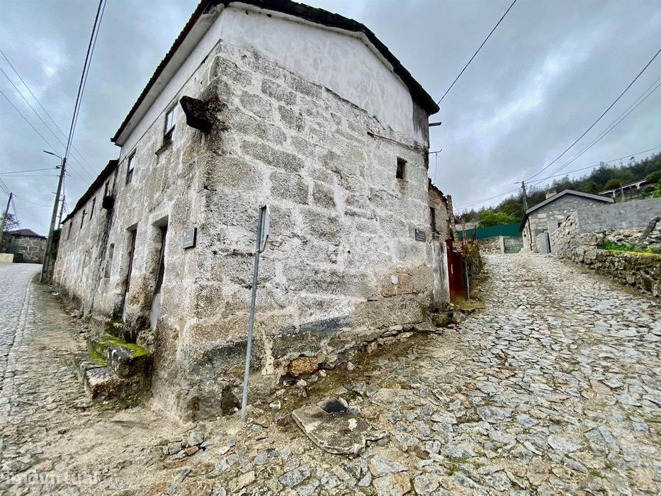 Stone House for Restoration in Parada de Todeia, Paredes