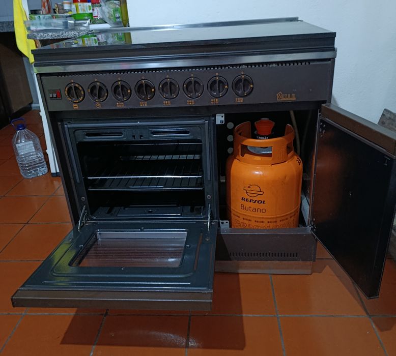 Fogão Marca S.I.A.R. com 4 Bicos a Gás e 2 Eletri