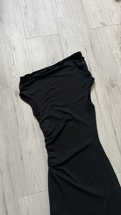 czarna mini sukienka przylegająca