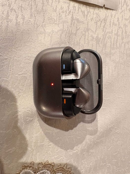 Słuchawki bezprzewodowe Samsung Galaxy Buds 3 Pro z dodatkowymi gumkami.