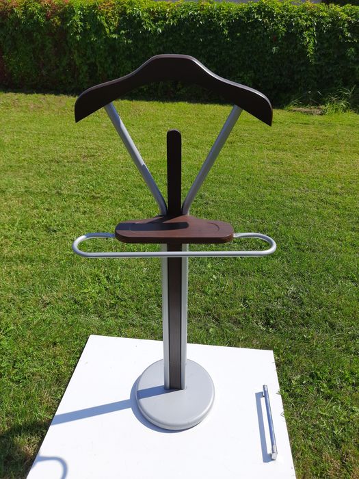 Wieszak stojak na garnitur oraz koszulę