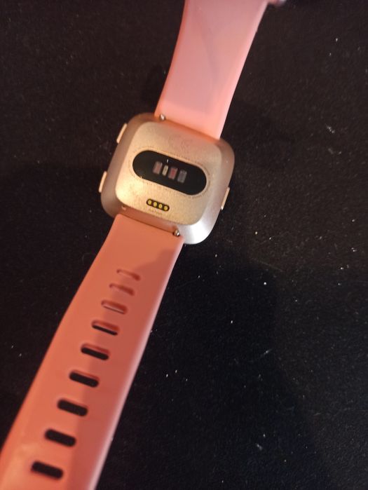 Fitbit versa różowe złoto