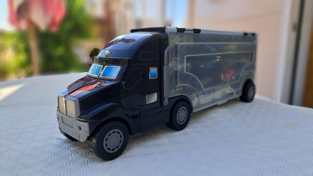 Camião grande para transporte de carros (27 carros e 1 autocarro)