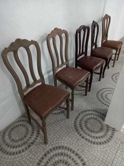 Cadeira em madeira antiga para restaurar