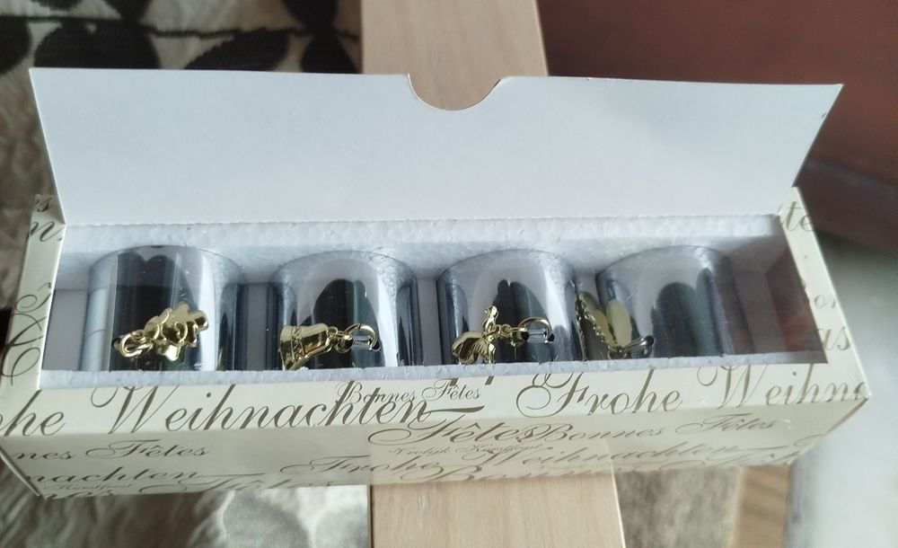 Caixa com 4 argolas de guardanapos.