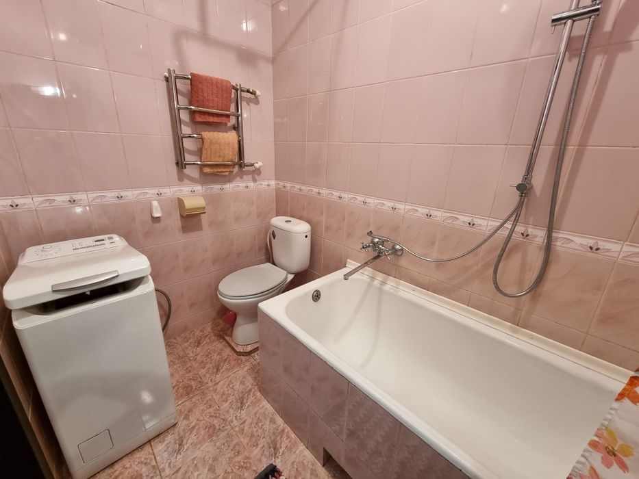 Світло є постійно.індивідуальне  опалення,квартира подобово