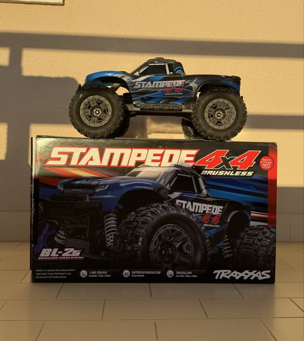 Traxxas stampede 4x4 BL-2s brushless + servo 35kg upgradado (Carro RC)