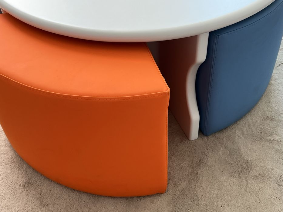 Mesa para criancas redonda com 4 bancos coloridos