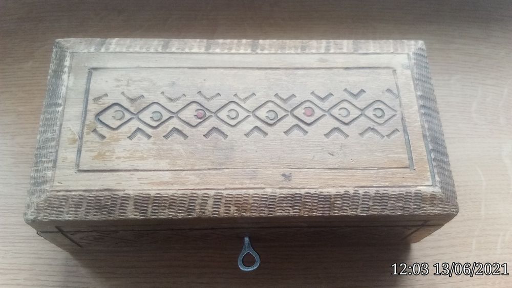 zabytkowa drewniana szkatułka