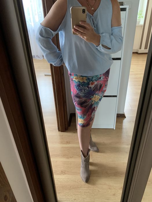 Bluzka oversize błękitna odkryte ramiona wiązanie w dekolcie i na dole