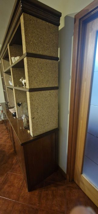 Móvel de Sala rústico em castanho maciço e granito