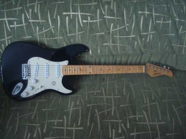 Продам электрогитару Stratocaster с комбиком