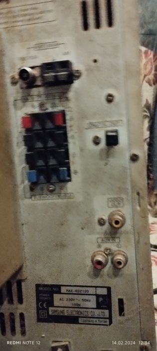 Музыкальный центр с боковыми сабвуферами по бокам каждой колонки