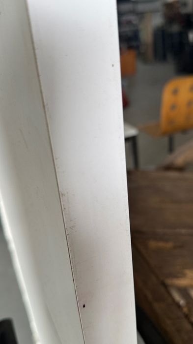Porta lacada branca com dobradiças e aros laterais