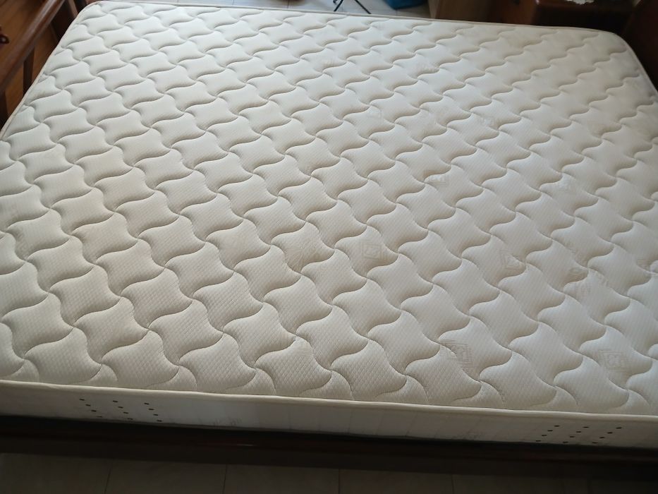 Cama de casal com estrado e colchão