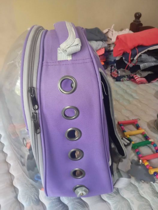 Mochila transporte ,passeio para aves  com brinquedos semi novo