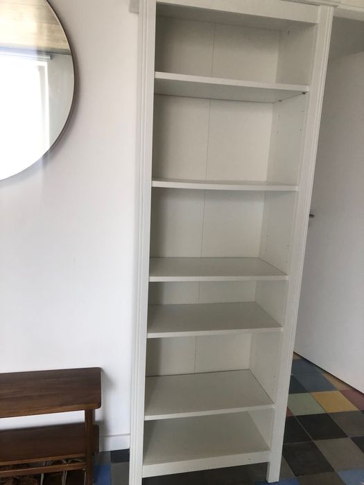 Estante de livros em bom estado