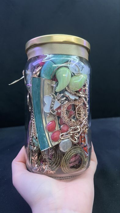 Słoik zi turkusową biżuterią i w kolorze złota,  By Dziubeka