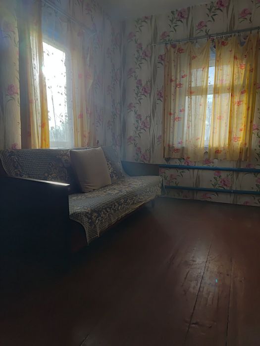 Продам будинок в центрі села Русанів.