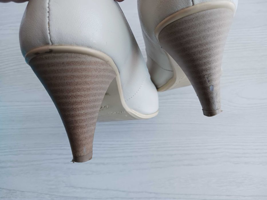 Czółenka, buty na szpilce 37 beżowe