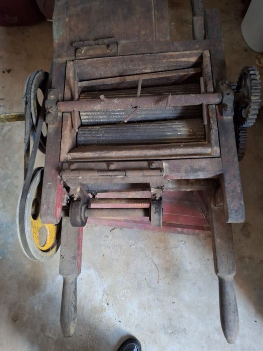 Esmagador de uvas eletrico