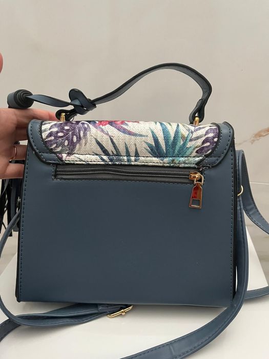 Mala azul com padrão floral como nova , da para usar na mão ou a tira-colo