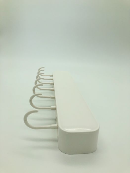 Настінна планка з гачками та отворами для зберігання ножів