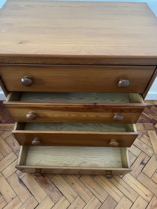 Cama de madeira maçica e cómoda