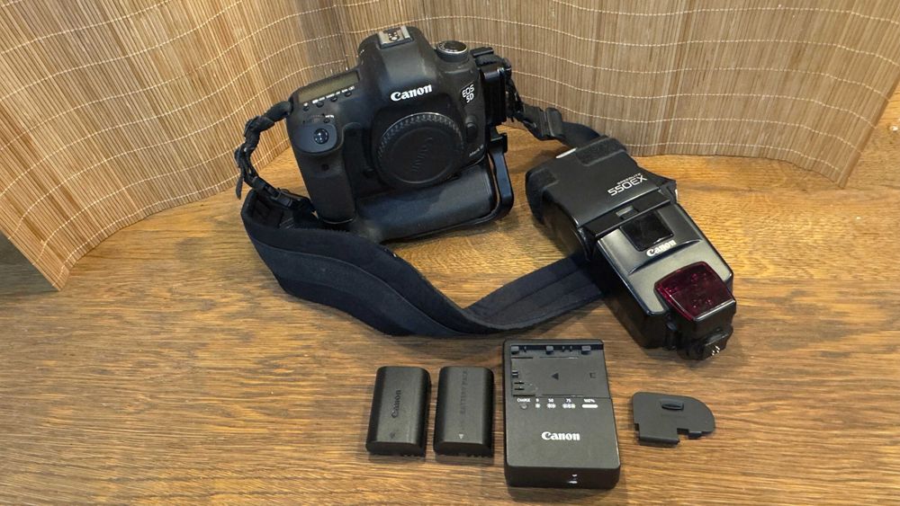 Canon EOS 5D Mark III + grip BG-E11 + RRS L-plate + Speedlite 550EX