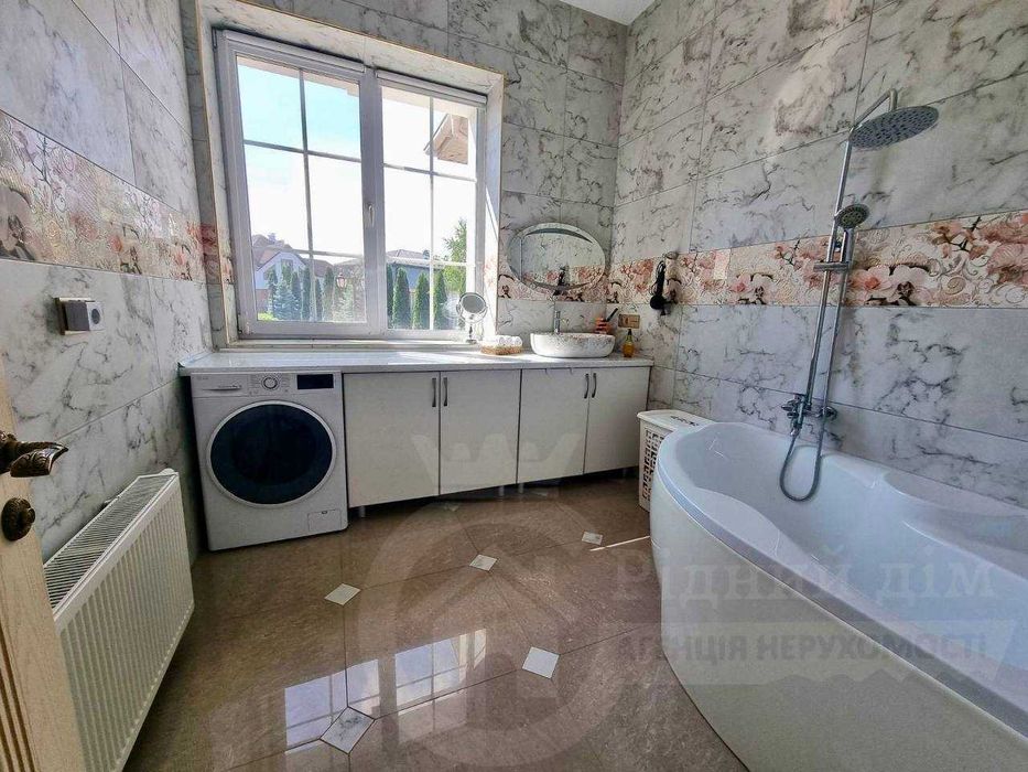 Елітний будинок з власним озером і басейном Козин  . Без комісії