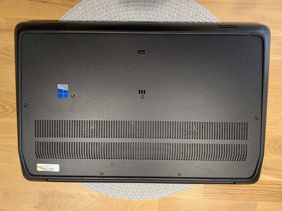 HP ZBOOK 17 G3/IPS FHD/Xeon-1535/m2000m/m3000m 4gb/16 ddr4/256m2/win
