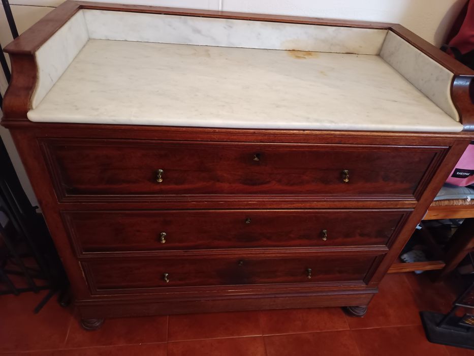 Móvel em madeira com tampo em pedra mármore