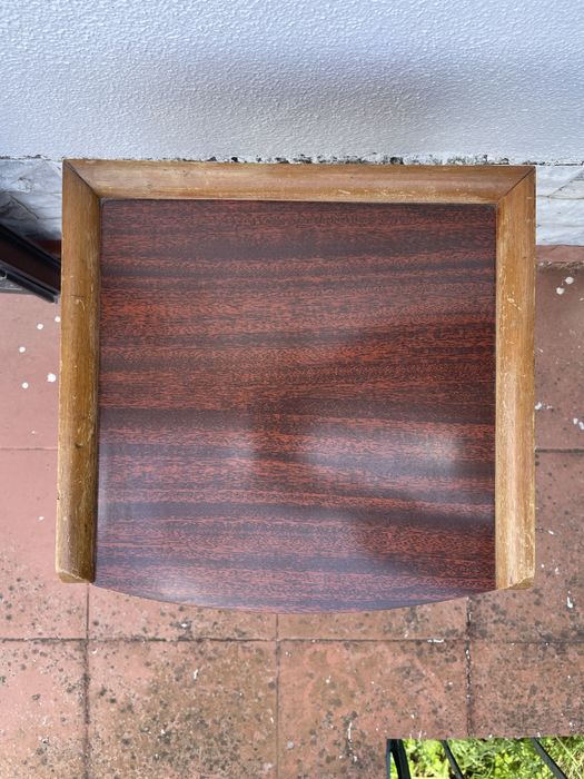 Pequena mesa de apoio vintage