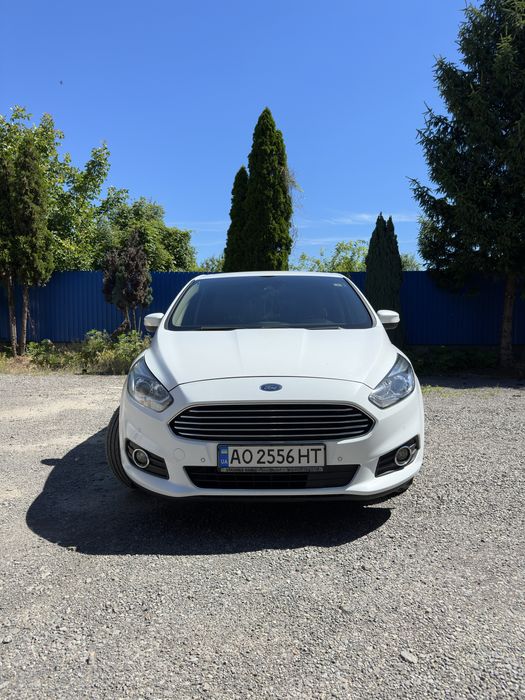 Ford S-Max 2017.
