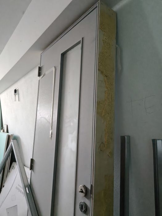 Porta com vidro cinza pintada de excelente qualidade.