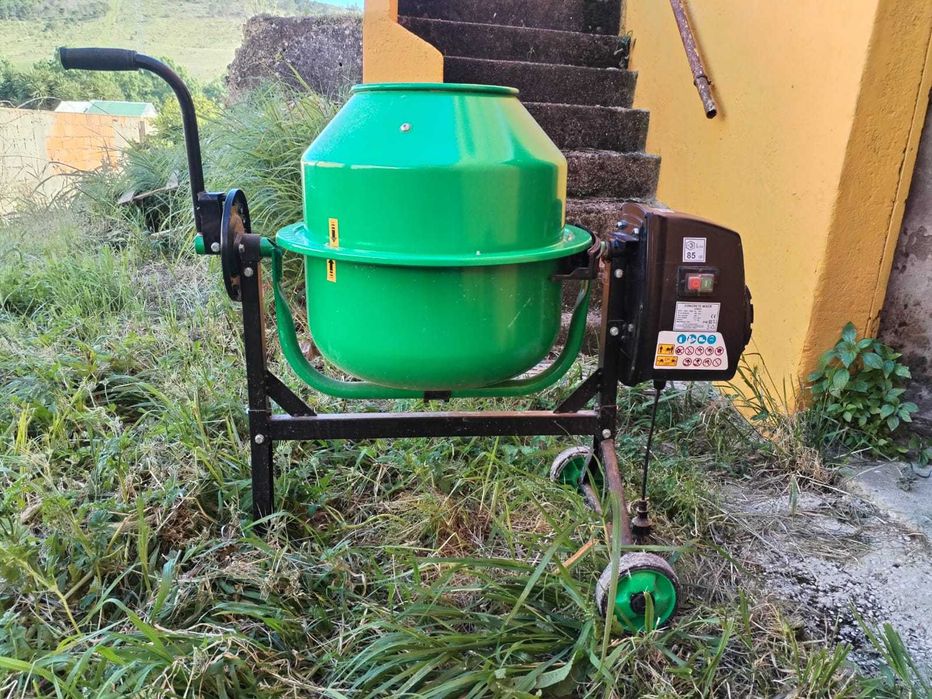 Betoneira de 63L usada apenas uma vez