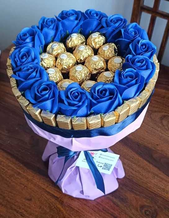 Piękny bukiet z różami, Ferrero i Merci