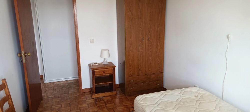 Alugo (2 quartos ) em ambiente limpo e tranquilo somente a pessoa com trabalho estável, ou para estudante universitário.