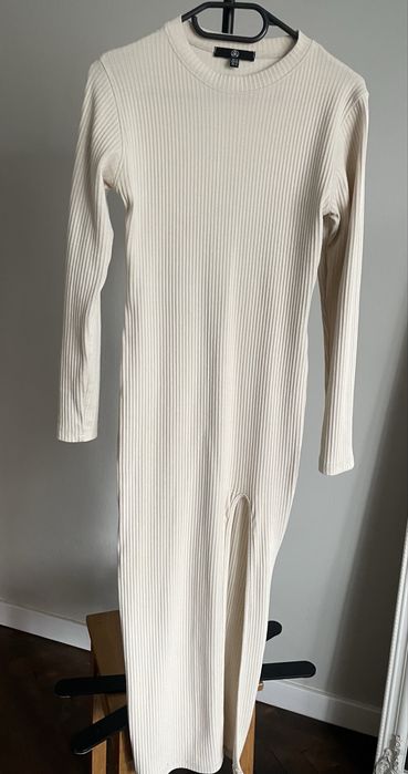 sukienka z rozcięciem z przodu i dł.rękawem