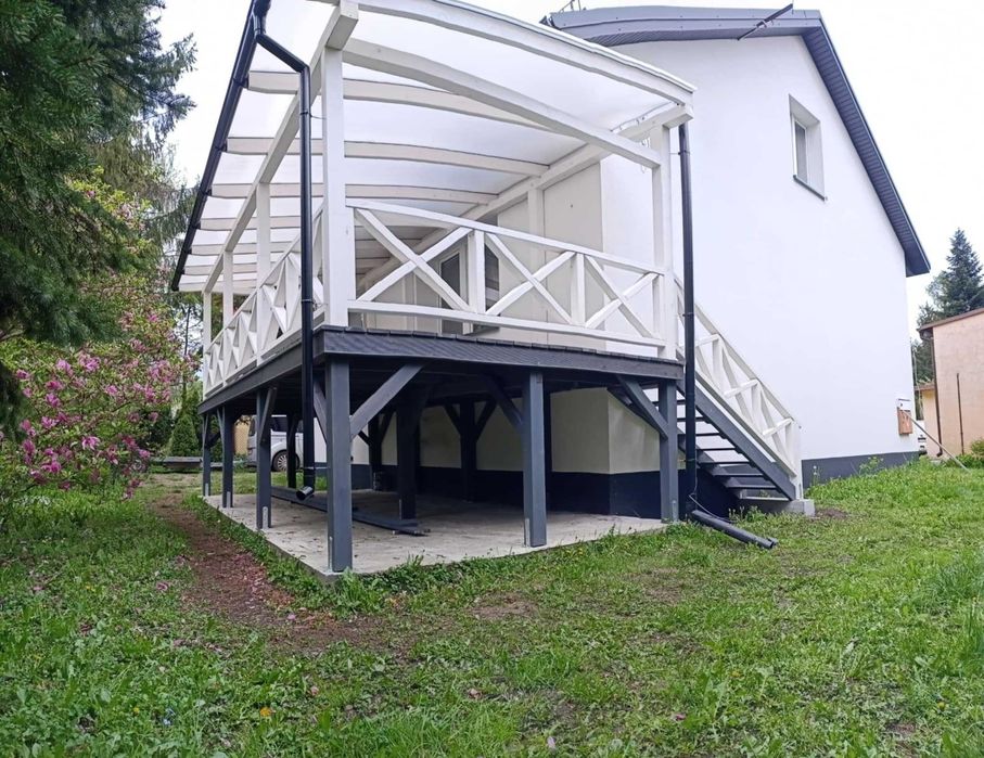 Zadaszenie drewniane BSH w kolorze białym – z montażem