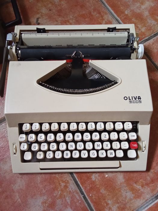 Vendo maquina de escrever OLIVA