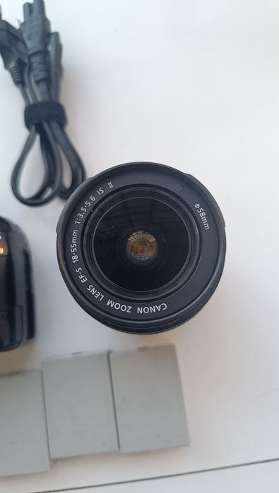 Máquina fotográfica Canon 550D com 5 baterias e lente a funcionar correctamente