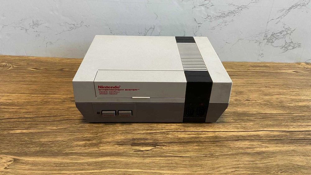 Consola Nintendo NES + 2 comandos