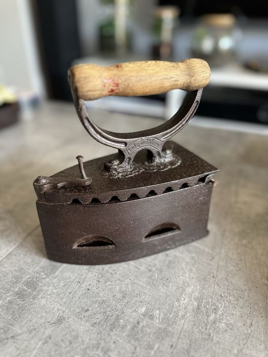 Żelazko na węgiel. Zabytkowe.