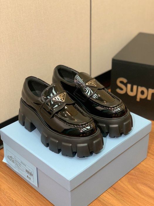 Лакові лофери Prada, розмір 36,довжина устілки 23 см,носилися кілька раз,стан дуже хороший. По питань пишіть у повідомлення або телеграм mediumwellll